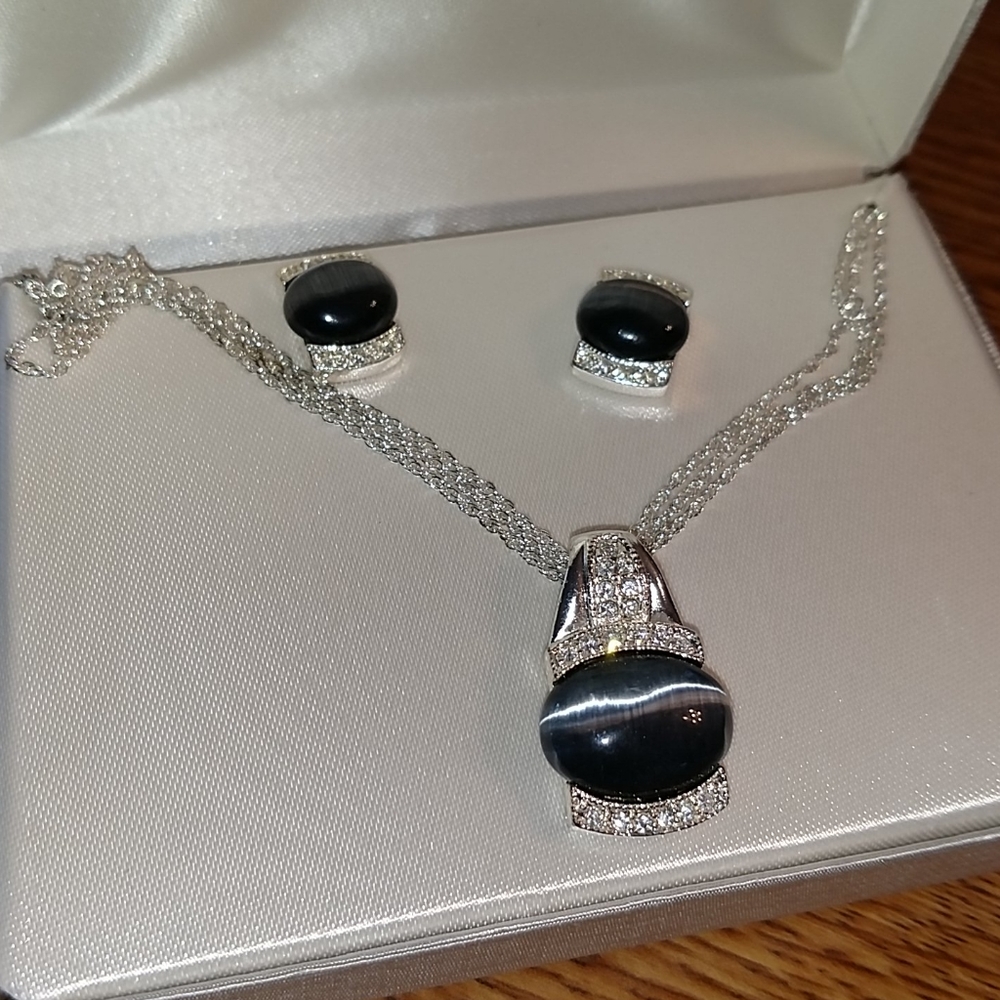 Necklace and earrings set